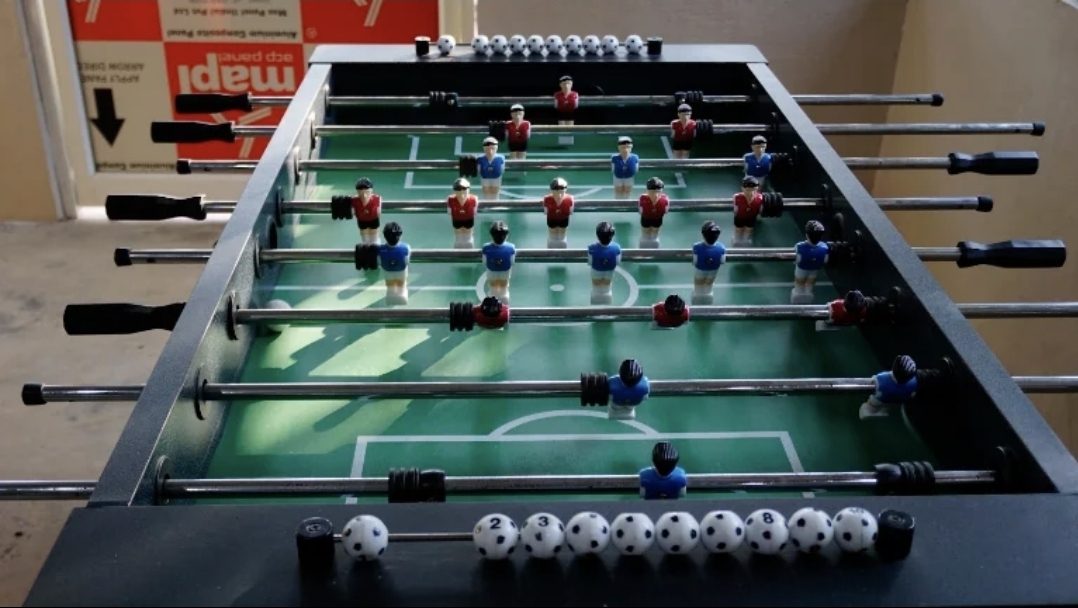 The bossaball table: hand football played on a table